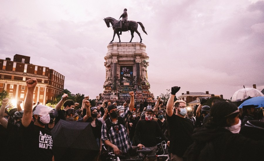 protestors stand outside the Robert e lee statue in Richmond