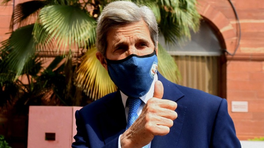 John Kerry arrives at India's Ministry of Finance in New Delhi