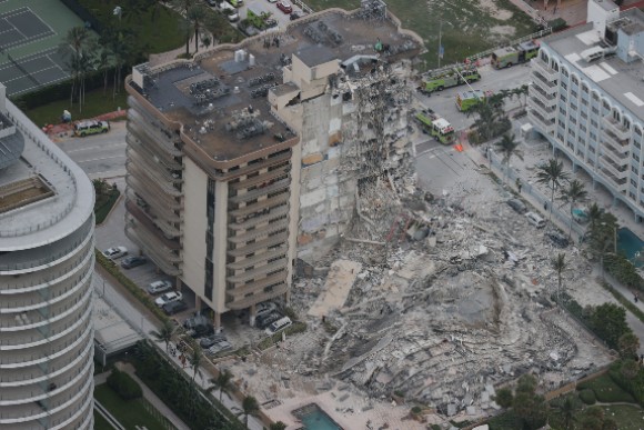 Building collapses in Florida