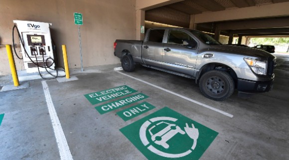 Electric vehicle charging station