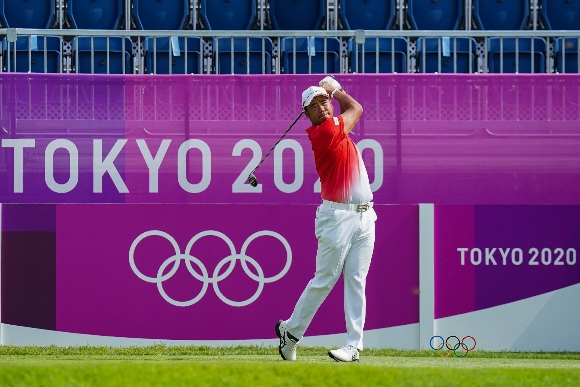 Japan's Hideki Matsuyama watches his drive from the 1st tee in round 1 of the mens golf individual stroke play during the Tokyo 2020 Olympic Games