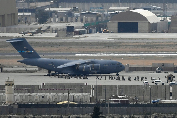 US soldiers board an US Air Force aircraft at the airport in Kabul 