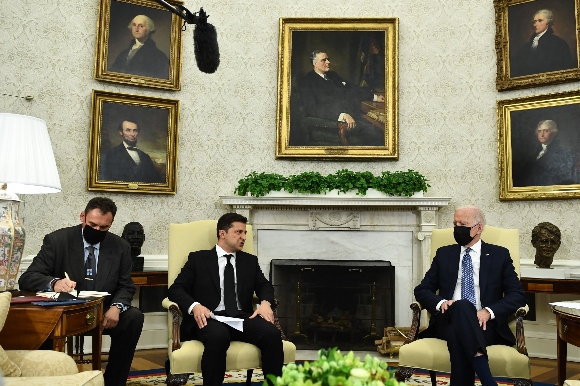 President Joe Biden(R) meets with Ukraine's President Volodymyr Zelensky(C) in the Oval Office