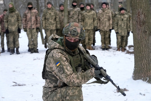 An instructor trains members of Ukraine's Territorial Defense Forces