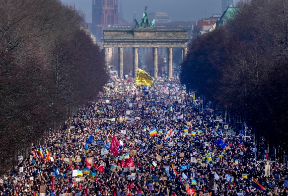 People walk down the bulevard 'Strasse des 17. Juni' ahead of a rally against Russia's invasion of Ukraine in Berlin