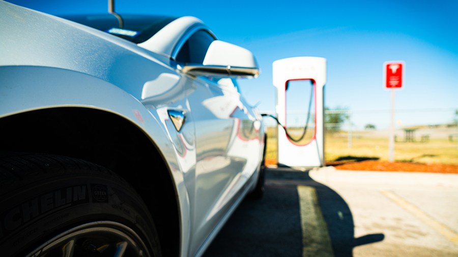 Electric vehicle charging in Three Rivers, Texas