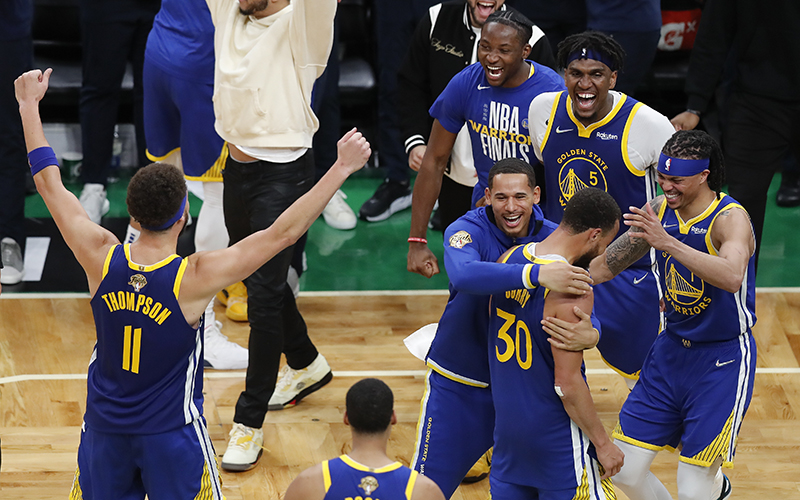 Golden State Warriors guard Stephen Curry celebrates with teammates