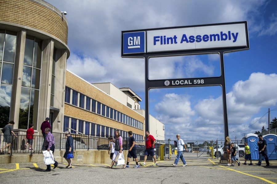 People arrive at the Flint Assembly Plant for a free tour and open house, Aug. 11, 2015, in Flint, Mich. General Motors plans to invest more than $1 billion in two Flint, Michigan manufacturing plants for the production of the next-generation internal combustion engine heavy-duty trucks. Gerald Johnson, executive vice president, Global Manufacturing and Sustainability, said Monday, June 5, 2023 that the company will build internal combustion vehicles throughout this decade, in addition to making electric vehicles. ( Jake May/The Flint Journal via AP)