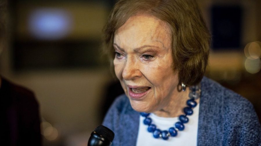 La ex primera dama Rosalynn Carter habla en una conferencia de prensa en el Centro Carter el 5 de noviembre de 2019, en Atlanta. El Centro Carter anunció el 17 de noviembre de 2023 que la esposa del expresidente Jimmy Carter se encuentra en cuidados paliativos en su casa. (Foto AP/Ron Harris, Archivo)