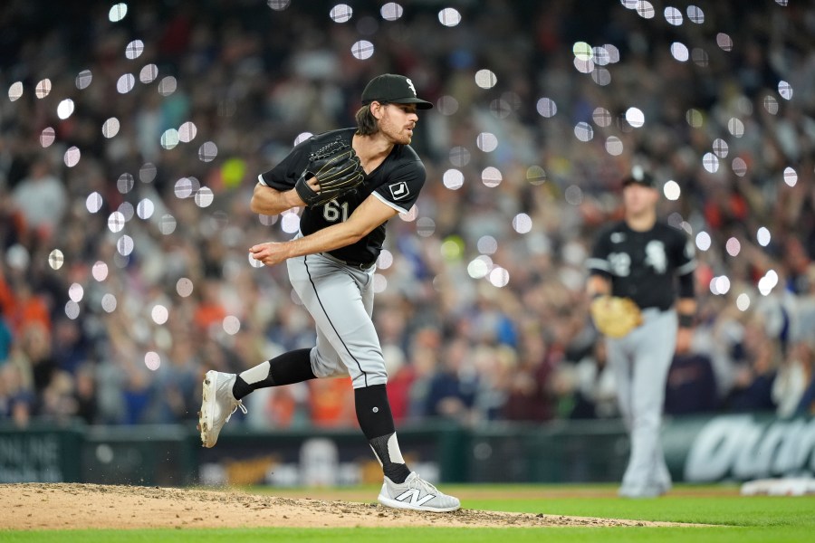 Chicago White Sox pitcher Fraser Ellard throws warmup pitches during the seventh inning of a baseball game against the Detroit Tigers, Friday, Sept. 27, 2024, in Detroit. (AP Photo/Carlos Osorio)